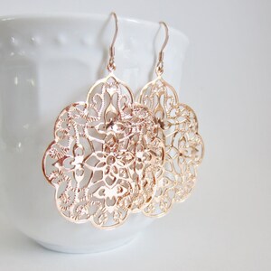 Örhängen i roséguld, blush-smycken, filigranörhängen, laserskurna örhängen, spetsfiligraner, present till henne bild 7