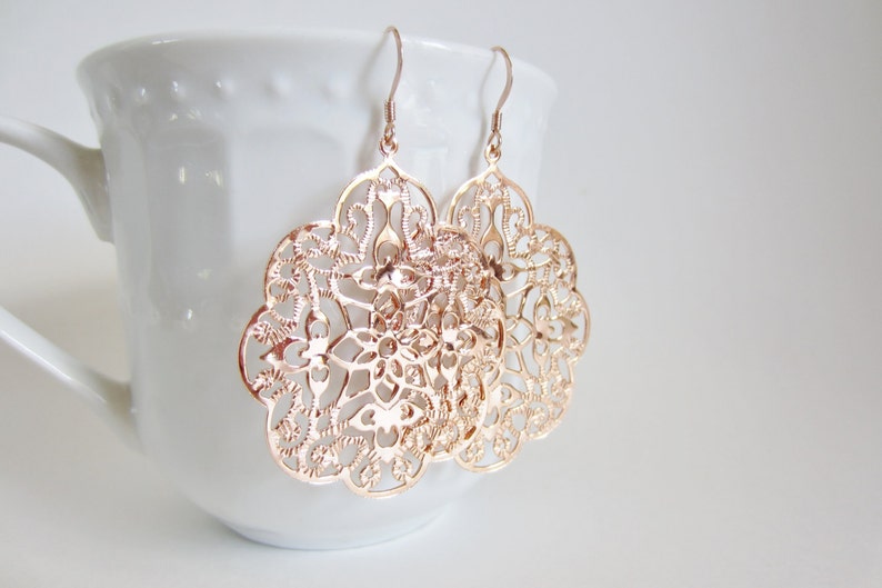 Örhängen i roséguld, blush-smycken, filigranörhängen, laserskurna örhängen, spetsfiligraner, present till henne bild 7