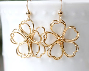Pendientes de flores envueltos en alambre, pendientes de oro, joyas de plata, joyas minimalistas, pendientes florales, pendientes delicados, regalo para mamá de plantas