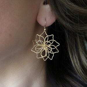 Wire flower earrings, 3D earrings, silver floral earrings, Mother&#39;s Day gift for mom, plant mom gift, gold delicate earrings, plant lady