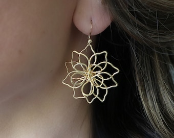 Pendientes de flores de alambre, pendientes 3D, pendientes florales de plata, regalo del Día de la Madre para mamá, regalo para mamá amante de las plantas, pendientes delicados de oro, señora amante de las plantas