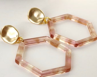 Pendientes de aro hexagonales, pendientes de resina rosa, pendientes acrílicos, postes dorados, regalo para novia, regalo para ella, regalos de joyería rosa para esposa