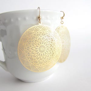 Filigrane Goldohrringe, Laser geschnittene Ohrringe, zarte Ohrringe, runde Goldohrringe, Traumfängerohrringe, trendiger Schmuck, große Ohrringe