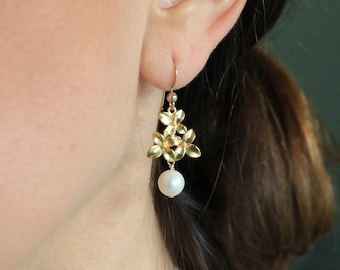 Pearl earrings, bridal gold flower earrings, pearlcore jewelry, delicate earrings, silver wedding jewelry, floral earrings, gift for her