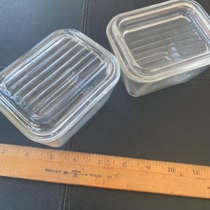 Zwei Stapel Pyrex Glas Teller