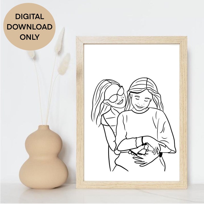 Pode incluir: Desenho de linha de duas meninas, uma com &oacute;culos de sol, abra&ccedil;ando-se. O desenho &eacute; em preto e branco e est&aacute; emoldurado em uma moldura de madeira clara.