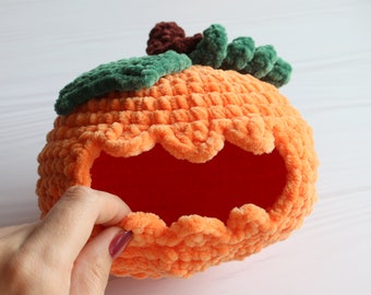 Crocheted Pumpkin Hide: Soft Reptile Cozy Cave, Terrarium Decor