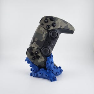 Blue Kraken Tentacle PS5 Controller Stand | Ocean-Inspired Joystick Holder | Unique Gamer Desk Decor | PLA Controller Display