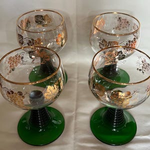 Juego de 4 copas de vino Luminarc France Roemer con tallos grabados en forma de colmena verde y uvas. imagen 2