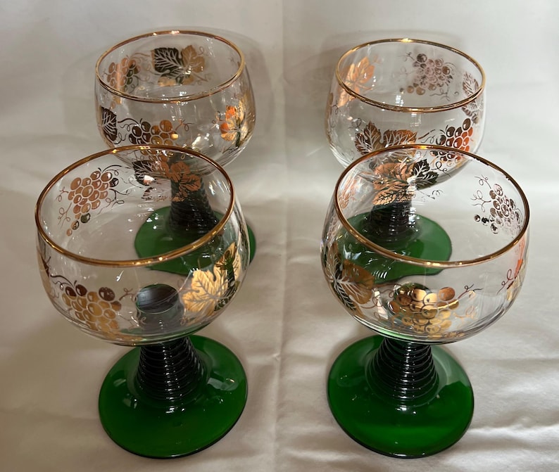 Juego de 4 copas de vino Luminarc France Roemer con tallos grabados en forma de colmena verde y uvas. imagen 2