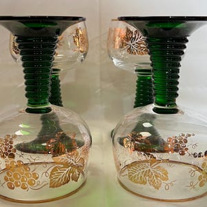 Puede incluir: Una taza de cer&aacute;mica blanca con un asa negra y el texto "But First, Coffee" en negrita negra. La taza se encuentra sobre un fondo borroso, sugiriendo un ambiente acogedor.