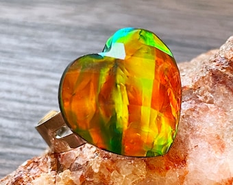 Heart shaped rainbow green opal resin cabochon adjustable ring - adjustable between ring size 5-9 - silver toned metal, retro Kawaii y2k