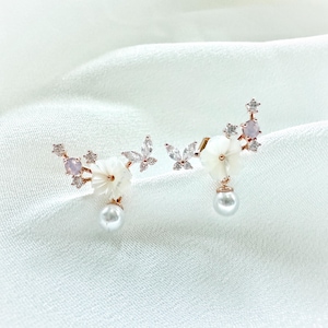 Boucles d'oreilles pendantes fleurs en nacre, clous d'oreilles magnolia coquillages blancs, bijoux délicats fleurs de cerisier, accessoire chic minimaliste en or rose