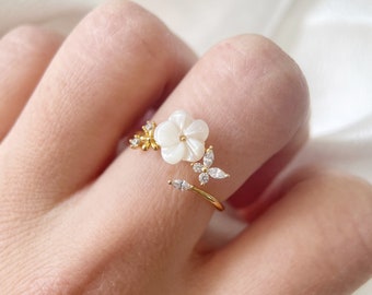 Mother of pearl flower adjustable rings Cherry blossom gold open ring Cute stylish dainty jewelry Daily floral ring accessories aesthetic