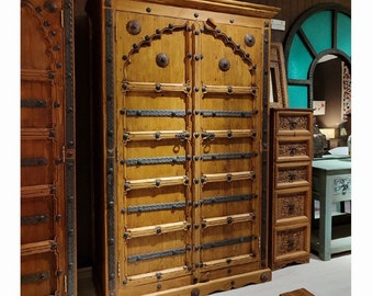 WARDROBE HAND carved chestnut clor