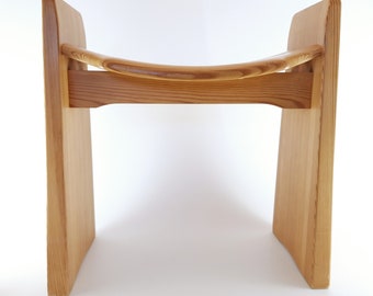 Seltener skandinavischer Design Kiefernhocker „Jonte“, Gilbert Marklund, Furusnickarn, Schweden