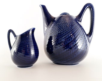 Mid Century Modern Teapot and Cream Jug &quot;Blå Eld&quot; – Hertha Bengtson, Rörstrand, Sweden – Scandinavian Vintage Tableware – 1950s / 1960s