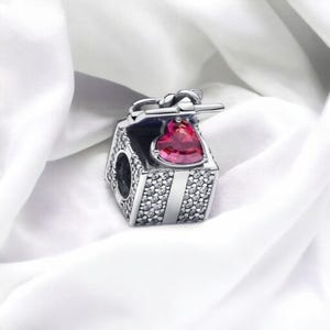 Bonita caja de regalo con dije de corazón rojo, dijes únicos para pulsera, compatible con pulsera Pandora, dije de caja de baratijas cuadrado brillante, regalo para novia