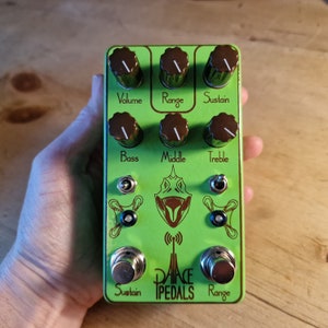 Pedales Palace Pedal Dino. Basado en un amplificador de agudos de germanio en un gran manguito ruso negro. Pedal de efectos de guitarra. Hecho en Londres.