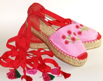 Platform sandals with flower embroidery. Alpargatas made in Spain