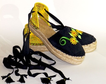 Embroidered espadrilles black color with platform. Organic cotton. Alpargatas made in Spain