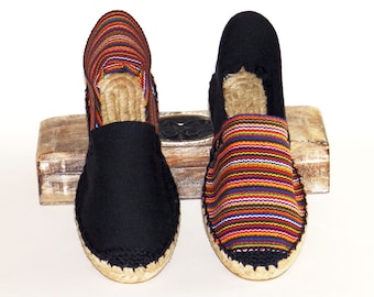 Espadrilles Flache Espadrilles aus mehrfarbigem und schwarzem Canvas. Bio-Baumwolle. Hergestellt in Spanien