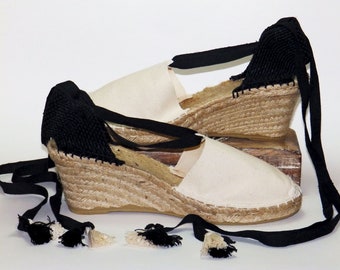 High wedge lace up vegan espadrilles. Organic cotton. Black and Beige. Alpargatas made in Spain