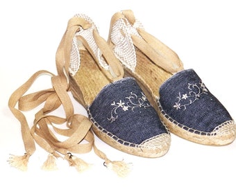 High wedge 2.7 inch lace up vegan espadrilles. Denim Organic cotton. Flower embroidery embellishment. Alpargatas made in Spain