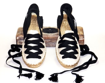 Lace up low wedge espadrilles: Black and beige. Spanish traditional espadrilles. Organic cotton. Alpargatas made in Spain