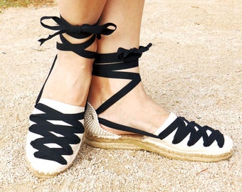 Lace up low wedge espadrilles. Black and beige. Spanish traditional espadrilles. Organic cotton. Alpargatas made in Spain