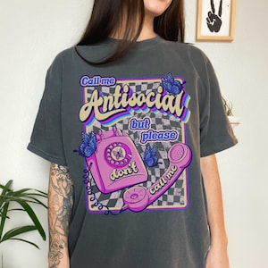 Koszulka z grafiką Call Me Antisocial But Please Don’t Call Me dla kobiet, modna retro grunge zabawna sarkastyczna gotycka punkowa alternatywa