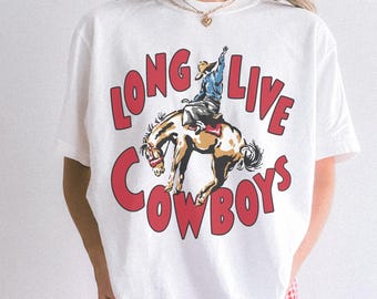 Camiseta com estampa "Long Live Cowboys", moderna, country, western, cowgirl, yallternative, ousada, yeehaw, boho, rodeio.