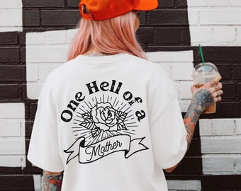 Maglietta grafica "One Hell Of A Mother", maglietta per mamma, mamma, vita da mamma, trendy, retrò, club delle mamme, tosta, casalinga, oversize, regalo per la mamma