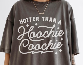 Camiseta estampada Hotter Than A Hoochie Coochie para mulheres, camiseta da moda, retrô, country, western, cowgirl, ousada, yeehaw, rodeio, grande