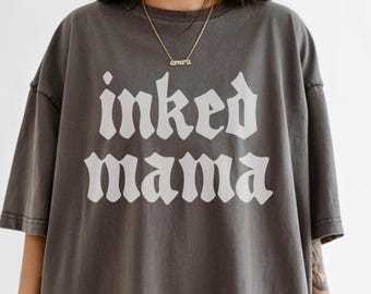 Maglietta grafica Inked Mama per donna, maglietta per mamma, trendy, audace, retrò, grunge, tatuaggi, mamma tatuata, mamma, mamma tatuata, maglietta oversize