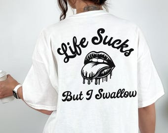 Camiseta gráfica "La vida apesta, pero trago" para mujer, divertida camiseta grunge punk gótica de gran tamaño.