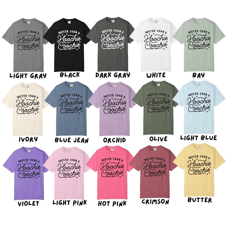 Puede incluir: Una colecci&oacute;n de camisetas en varios colores, cada una con el texto "HOTTER THAN A Hoochie Coochie" en una fuente cursiva. Los colores incluyen gris claro, negro, gris oscuro, blanco, bah&iacute;a, marfil, azul vaquero, orqu&iacute;dea, oliva, azul claro, violeta, rosa claro, rosa intenso, carmes&iacute; y mantequilla.