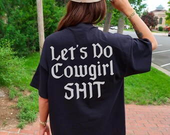 Camiseta gráfica Let's Do Cowgirl Shit para mulheres, camiseta de rodeio, camiseta de faroeste, camiseta de cowgirl, moderna, fofa, retrô, vintage, yeehaw, rodeio