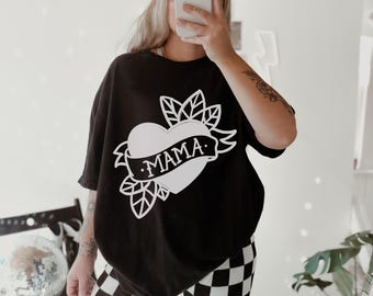 Camiseta con gráfico de corazón tatuado de mamá para mujer, moderna mamá retro mamá madre tatuada ruda regalo atrevido grunge de gran tamaño alt atrevido