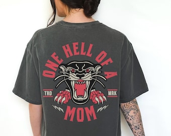 Camiseta gráfica "One Hell Of A Mother" para mulheres, camiseta da moda, retrô, camiseta de mãe, camiseta de mãe, mãe durona, presente de mãe, cores confortáveis