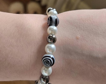 Op Junji Ito geïnspireerde armband: Gothcore-sieraden met imitatieparel