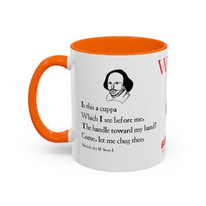 Puede incluir: Taza de cerámica blanca con interior y asa naranja. La taza presenta una ilustración en blanco y negro de William Shakespeare y una cita de Macbeth. El texto dice: "Is this a cuppa...Come, let me chug thee: Macbeth, Act II Scene I."