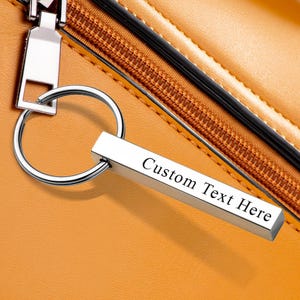 Llavero personalizado con texto grabado a láser: barra rectangular de metal con nombre personalizado, cita o letra: un gran regalo para ella o para él: dorado o plateado