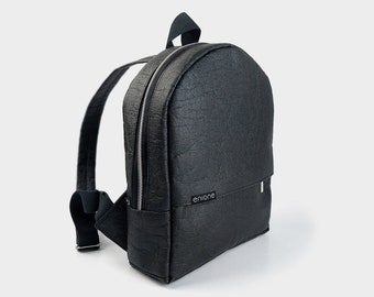 Handgemachte Tasche, Kleiner Rucksack, Minimalistische schwarze Tasche, umweltfreundliches Geschenk für Frauen, handgemachte Accessoires