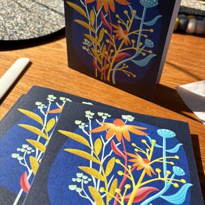 Conjunto de 4 cartões florais modernos impressos em estilo de meados do século com envelopes nas cores principais azul escuro, laranja, amarelo