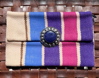 Pochette berbère violet en tapis kilim avec son bijou ethnique et sa chaînette amovible, clutch bag - Fait main, handmade, made @ Marrakech