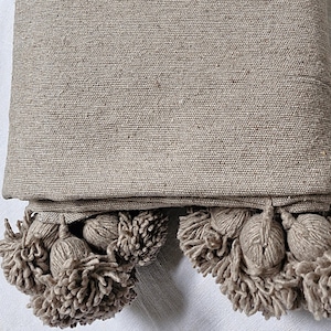 Moroccan throw with cotton pompoms - Taupe - 2 x 1.5m - Crafts - Handmade - Bed or sofa throw - Berber blanket - Boho decor