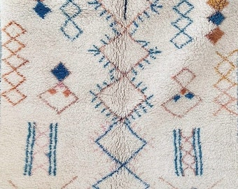 Tapis Berbère Beni Ouarain écru avec ses motifs Azilal colorés, tapis marocain authentique, tapis 100% laine, tapis fait main, artisanat