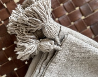 Plaid marocain à pompons en coton couleur taupe - (200 x 150 cm / 79 x 59 inches) - artisanat, Fait main, cadeau pour elle, cadeau pour lui