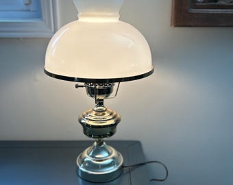 Lampa stołowa elektryczna w stylu huraganu w odcieniu mosiądzu, mleczne szkło, 18”x12”